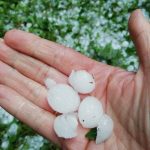 Maltempo Piemonte, sabato sera di forti temporali: nubifragi e grandine fino a 4cm nell’Astigiano dopo i +40°C di pomeriggio, ma fa ancora caldissimo [FOTO e VIDEO]