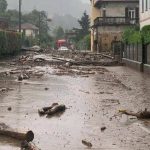 Maltempo, frana nell’alto Verbano: colata di fango sulla statale del lago Maggiore, auto bloccate, si teme una fuga di gas [FOTO E VIDEO]