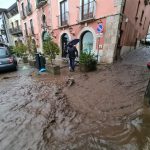 Maltempo Campania, Irpinia in ginocchio: fiume di fango e detriti a Monteforte Irpino, paura ed evacuazioni a Sarno [FOTO]