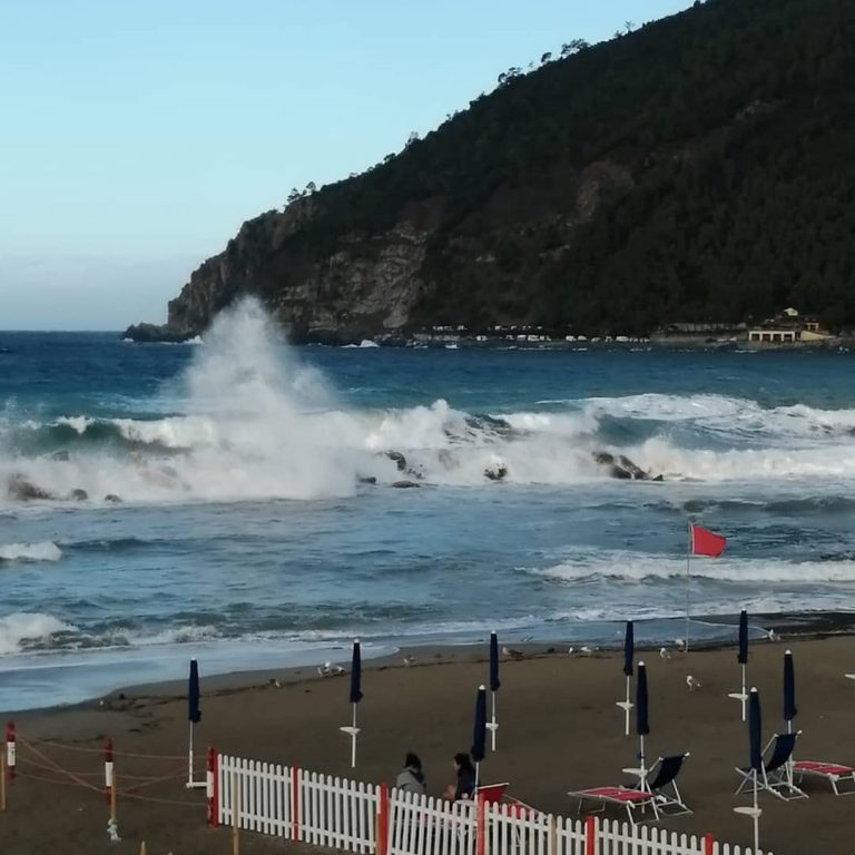 Maltempo Liguria, Forti Mareggiate Sulle Coste: Chiusa Aurelia A Sestri ...