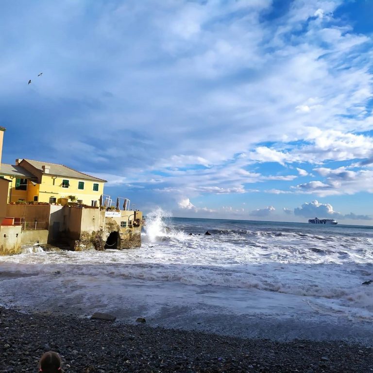 Maltempo Liguria, Forti Mareggiate Sulle Coste: Chiusa Aurelia A Sestri ...