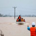 Catastrofiche piogge torrenziali in Vietnam: 132 morti e 250 mila abitazioni sommerse per le peggiori alluvioni degli ultimi decenni [FOTO]