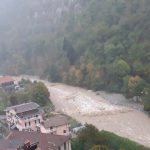 Maltempo Piemonte, a Limone 370mm di pioggia: crolla strada in Val Roya, il Tanaro fa paura [FOTO e VIDEO]