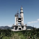 Un mondo sospeso – Wonderland, la Disneyland di Pechino mai completata: spighe di grano e agricoltori sullo sfondo di castelli fiabeschi [FOTO]