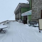 Meteo, freddo e neve sulle Alpi: le immagini dello Stelvio imbiancato a 11 giorni dal passaggio del Giro d’Italia [GALLERY]