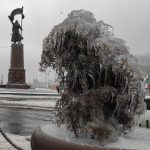 Maltempo, feroce ondata di gelo nell’estremo oriente della Russia: Vladivostok è una terra di ghiaccio, auto, alberi e linee elettriche congelate [FOTO e VIDEO]