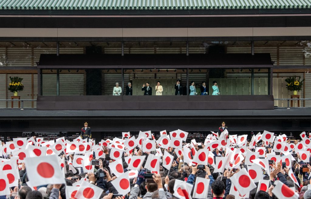 naruhito saluto palazzo imperiale tokyo