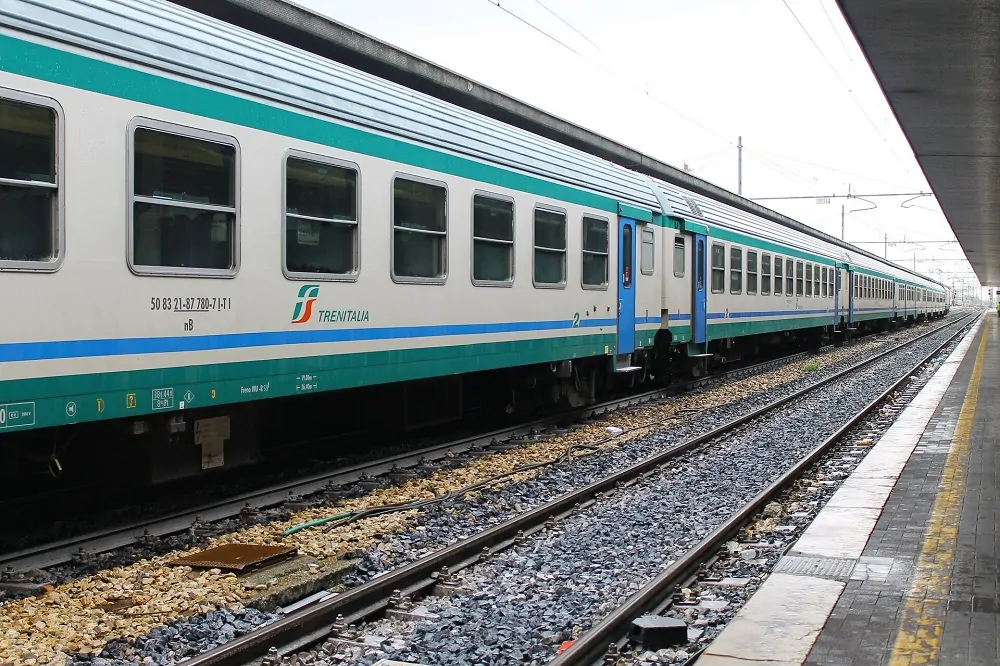 treno binari stazione foto generica