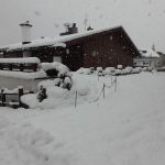 Meteo, le Alpi sotto una nevicata storica provocata dallo scirocco: sommerse dalla neve le principali località montane d’Italia [FOTO e VIDEO]