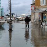 Maltempo Friuli Venezia Giulia, picchi di 129mm e forte vento di Bora: mareggiata e acqua alta a Trieste e Muggia [FOTO]