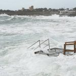 Maltempo, temporali e forti venti in Puglia: scirocco a 100km/h, mareggiate e alberi abbattuti nel Tarantino [FOTO]