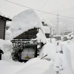 Eccezionale tempesta di neve in Giappone: fino a 2 metri di coltre bianca, caos trasporti con migliaia di persone bloccate in auto e treni [FOTO]