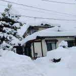 Eccezionale tempesta di neve in Giappone: fino a 2 metri di coltre bianca, caos trasporti con migliaia di persone bloccate in auto e treni [FOTO]