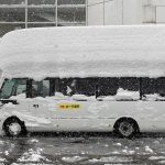 Eccezionale tempesta di neve in Giappone: fino a 2 metri di coltre bianca, caos trasporti con migliaia di persone bloccate in auto e treni [FOTO]