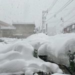 Eccezionale tempesta di neve in Giappone: fino a 2 metri di coltre bianca, caos trasporti con migliaia di persone bloccate in auto e treni [FOTO]