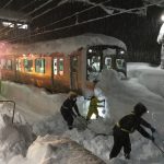 Eccezionale tempesta di neve in Giappone: fino a 2 metri di coltre bianca, caos trasporti con migliaia di persone bloccate in auto e treni [FOTO]