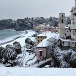 Maltempo, neve e pioggia in Liguria: lo spettacolo della costa imbiancata, le FOTO da Savona