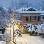 Maltempo Lombardia: fino a 30cm di neve a Varese, raffica di incidenti stradali nel Pavese: pullman fuori strada, tir ‘parcheggiati’ nei campi [FOTO]