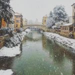 Maltempo in Veneto, lo straordinario spettacolo della neve a Vicenza: città completamente imbiancata [FOTO]