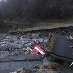Maltempo Veneto: crolla ponte su torrente a Gosaldo, mezzo dei vigili del fuoco precipita nel greto [FOTO]