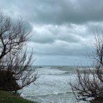 Maltempo, in Toscana mareggiate e vento forte: danni al lungomare di Livorno, stop ai traghetti per Elba [FOTO e VIDEO]