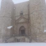 Maltempo Puglia, minime sotto zero nel Gargano: prima neve dell’anno a Castel del Monte, fiocchi a Bari [FOTO]