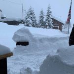 Meteo, quasi 3 metri di neve a Cervinia: 900 persone isolate per valanghe in Valle d’Aosta [FOTO]