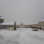 Maltempo Piemonte, oltre un metro di neve sulle Alpi Marittime: Cuneo di nuovo imbiancata, blackout nel Biellese [FOTO]