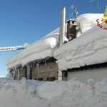 Maltempo Friuli Venezia Giulia, immagini spettacolari da Prato Carnico: tantissima neve su una struttura, intervengono i Vigili del Fuoco [FOTO]