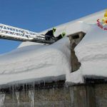 Maltempo Friuli Venezia Giulia, immagini spettacolari da Prato Carnico: tantissima neve su una struttura, intervengono i Vigili del Fuoco [FOTO]