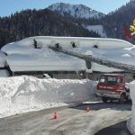 Maltempo Friuli Venezia Giulia, immagini spettacolari da Prato Carnico: tantissima neve su una struttura, intervengono i Vigili del Fuoco [FOTO]