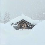 Maltempo Friuli Venezia Giulia, Sappada e Forni di Sopra sepolte dalla neve: interviene il Soccorso Alpino per liberare i tetti [FOTO]