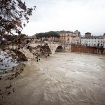 Maltempo Roma: il Tevere in piena sorvegliato speciale, resta l’allerta meteo gialla [FOTO]