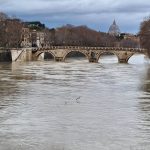 Maltempo Roma: il Tevere in piena sorvegliato speciale, resta l’allerta meteo gialla [FOTO]