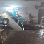 Altra voragine a Napoli inghiotte un’auto: “Sempre più preoccupati per il nostro territorio” [FOTO]