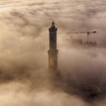 L’affascinante spettacolo della nebbia che “inghiottisce” Genova [FOTO]