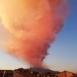 “Rosso di sera” sull’Etna: lo spettacolo della lava al tramonto, l’eruzione raccontata dall’INGV [FOTO]