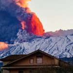 “Rosso di sera” sull’Etna: lo spettacolo della lava al tramonto, l’eruzione raccontata dall’INGV [FOTO]