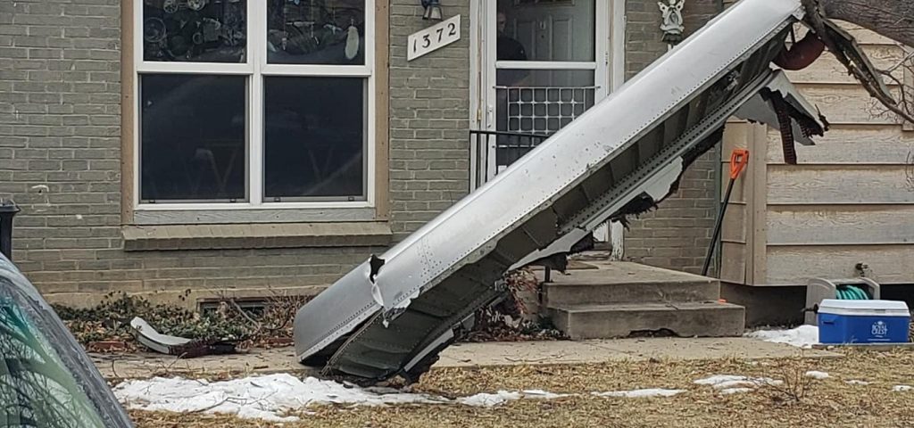 aereo detriti Broomfield atterraggio d'emergenza denver