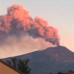 Etna, il nuovo violento parossismo stupisce anche i vulcanologi: fontane di lava alte oltre 1500 metri e colonna eruttiva di 12 km [FOTO]