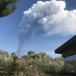 Etna in eruzione: inizia un nuovo parossismo, l’attivita? si e? intensificata dopo l’alba