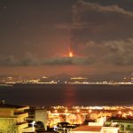 Etna, parossismo violentissimo nella notte: fontane di lava imponenti, colonna di cenere verso Palermo – LIVE