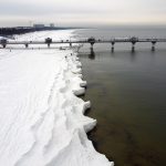 Meteo, ondata di gelo in Polonia: il Mar Baltico congela davanti alla città di Miedzyzdroje, forti blizzard nel sud del Paese [FOTO]