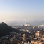 L’affascinante spettacolo della nebbia che “inghiottisce” Genova [FOTO]