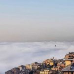 L’affascinante spettacolo della nebbia che “inghiottisce” Genova [FOTO]