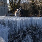 Maltempo Svizzera, un San Valentino di freddo a Ginevra: le sponde del lago si ricoprono di ghiaccio [FOTO]