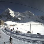 Svizzera, oggi l’88° giorno consecutivo con le piste da sci aperte: i contagi sono crollati, l’economia galoppa e le montagne vivono al confine con l’Italia [FOTO]