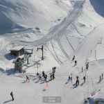 Svizzera, oggi l’88° giorno consecutivo con le piste da sci aperte: i contagi sono crollati, l’economia galoppa e le montagne vivono al confine con l’Italia [FOTO]