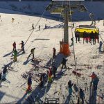 Svizzera, oggi l’88° giorno consecutivo con le piste da sci aperte: i contagi sono crollati, l’economia galoppa e le montagne vivono al confine con l’Italia [FOTO]