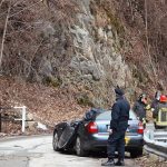 Tragedia in Valtellina: grosso masso si stacca da montagna e colpisce auto, un morto [FOTO]